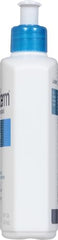 Lubriderm Daily Moisture bottle label highlights vitamin B5 benefits.