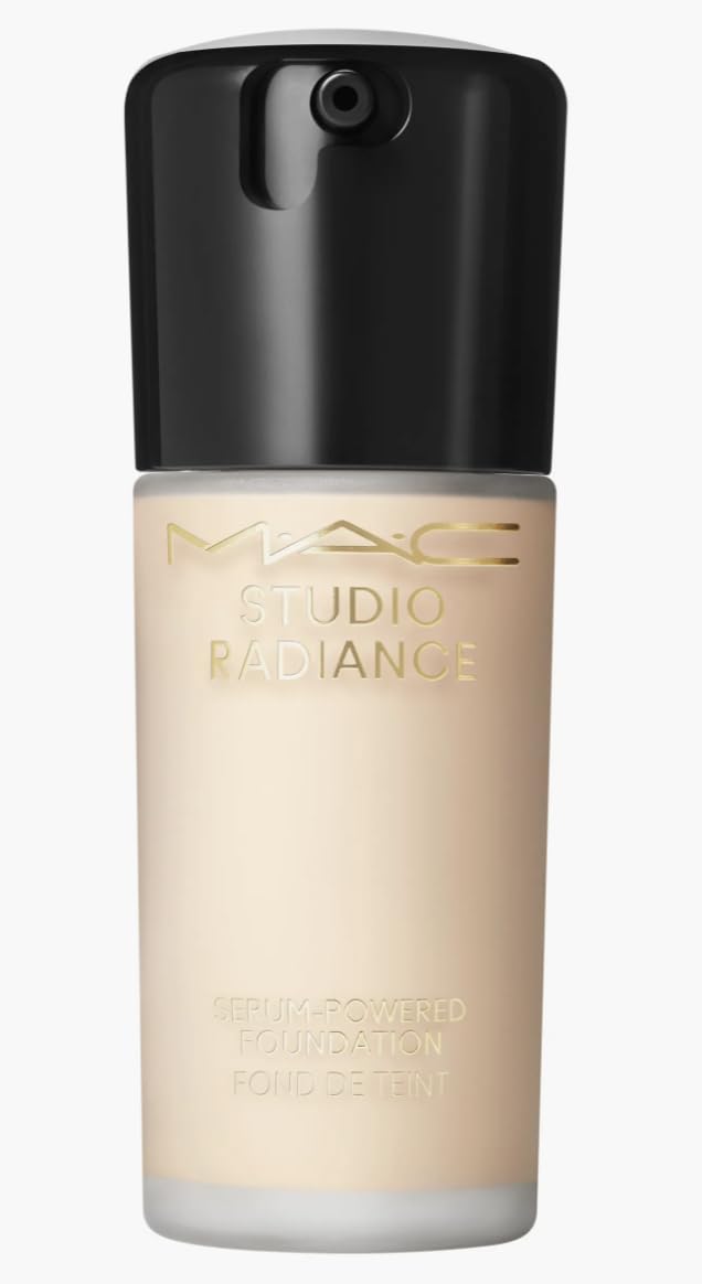 MAC Fond de Teint Sérum Radiance – flacon-pompe pratique et application précise.