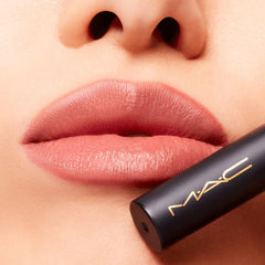 MAC Powder Kiss Velvet Blur Slim Stick application sur lèvres, glisse douce et confortable