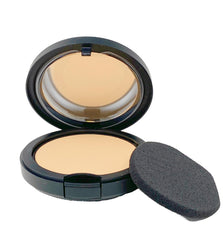 MAC Studio Fix NC17 light beige shade swatch promotes neutral undertones and seamless blending.