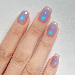 MAYCHAO magnet demonstration highlights cat-eye effect with sleek, modern shine.