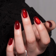MAYCHAO cat-eye shimmer on nail highlighting light reflections for versatile looks.
