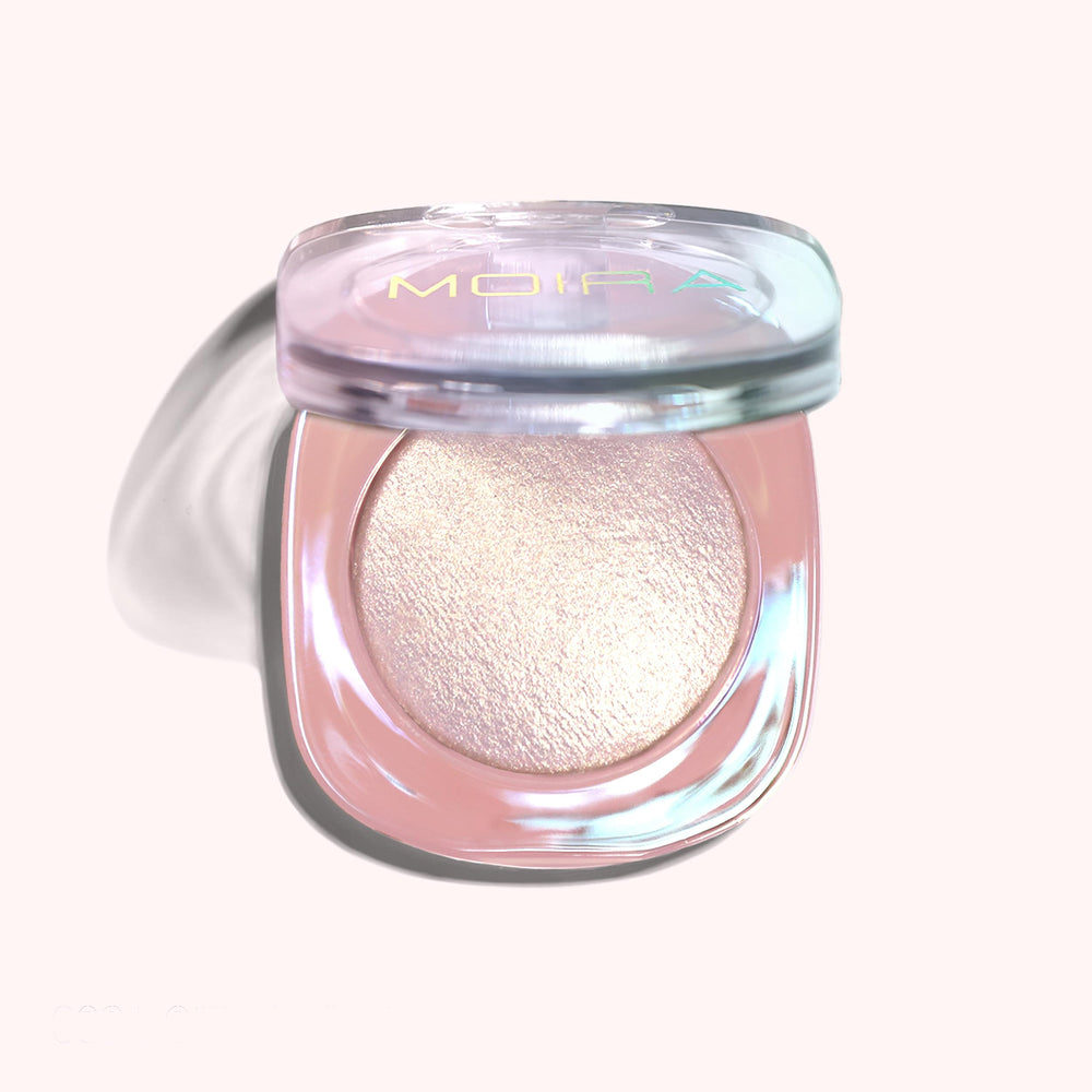 Moira Dreamlight Highlighter Honeysuckle adds radiant sparkle to the face for luminous everyday glow.