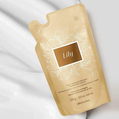 O Boticário Lily Satin application close-up hints at easy, even coverage on dry skin.