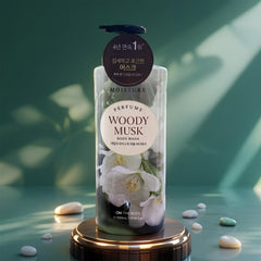 ON THE BODY Woody Musk body wash lather for convenient shower foam and scent.