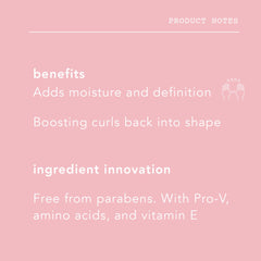 Texture hydratante Pantene Waterless Curl Affair prête à être appliquée sur les cheveux.