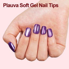 Glossy glitter cat eye finish on Plauva nails adds shine