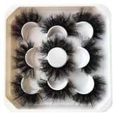Pooplunch 25mm volume lashes closeup, bold flutter for dramatic eyes.