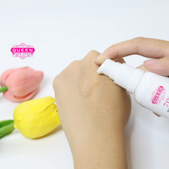 QUEEN NATURAL NEW YORK serum texture close-up showing smooth, fast-absorbing formula.