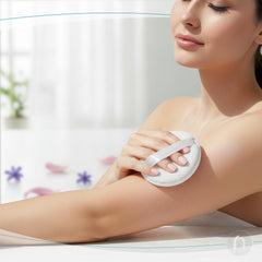 R-NEU plush puff included for smooth, even powder application.