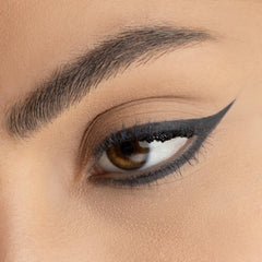 Radiant Professional Make Up Eyeliner Smudge Tool in use enables effortless blending.
