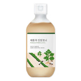 ROUND LAB Mugwort tonique apaisant en flacon 300 ml pour une peau calme.
