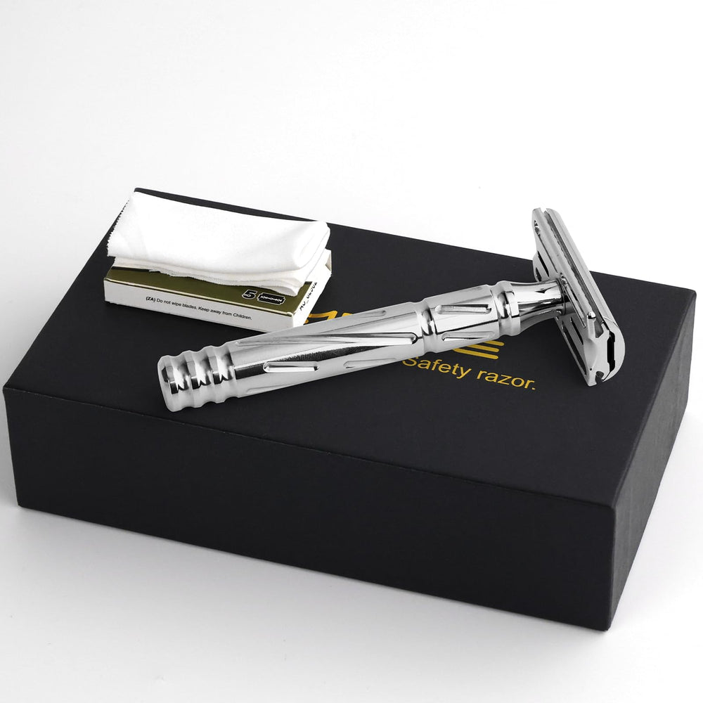 KAMPFE double-edge razor head at 30-degree angle for precise, smooth shave.