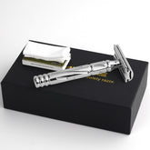 KAMPFE double-edge razor head at 30-degree angle for precise, smooth shave.