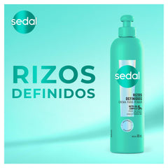 Sedal Defined Curls styling cream hand application demonstrating effortless curl definition.