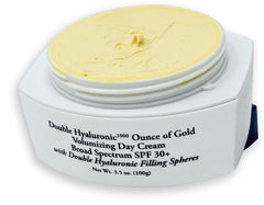 Signature Club A crème jour volumisante à l’hyaluronique, hydratation durable et SPF 30.