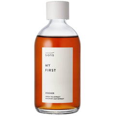 SIORIS Green Tea Hydrating Serum with green tea leaves highlights organic green tea water in formula.