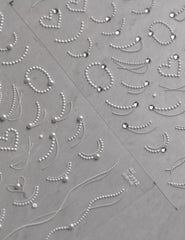 SOFTSOUL embossed pearl chains detail adds textured elegance to manicures.