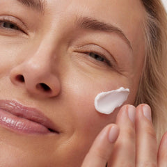 Pump dispenser of Summer Fridays Rich Cushion Face Cream releasing a rich, non-greasy layer