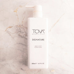 Tova-lotion-corps-velours-pompe, texture veloutée pour peau nourrie.