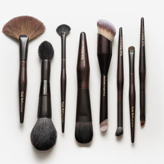 Trish McEvoy Brush 75 ergonomic handle design improves control