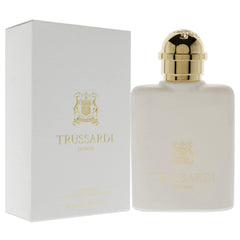 Trussardi Donna EDP cap details emphasizing luxury and precise spray control for daily rituals