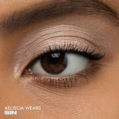 URBAN DECAY 24/7 Eyeshadow Single creaseless blend close-up for long-wear color