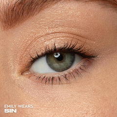 URBAN DECAY 24/7 Eyeshadow Single matte neutral shade applied on lid