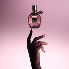 Viktor&Rolf Flowerbomb Patchouli-Amber base adds warmth for evening events.