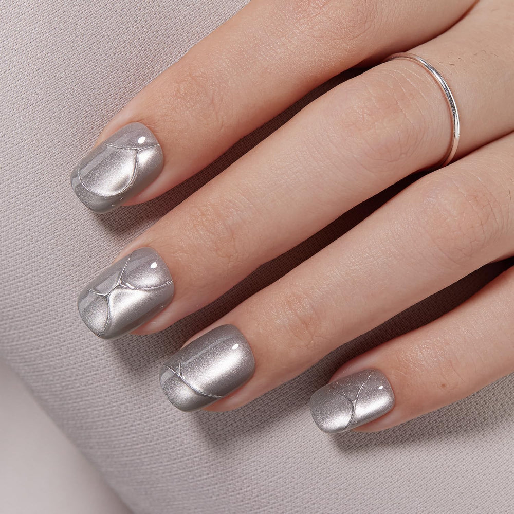 VSALON short square nails with silver gray cat eye gloss for a chic manicure.
