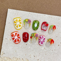 WSiliana nail set includes a storage box for easy organization