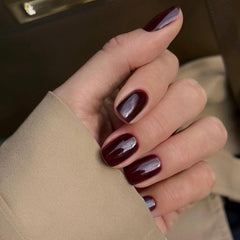 XCREANDO glue-on nails application close-up showing quick, secure adhesion.