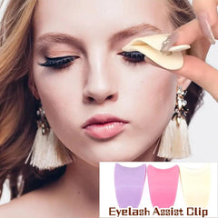 YiQiYi beginner-friendly lash applicator helps place lashes more confidently.