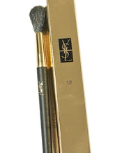 YSL Eye Blender Brush 12 tester – handle close-up for ergonomic precision