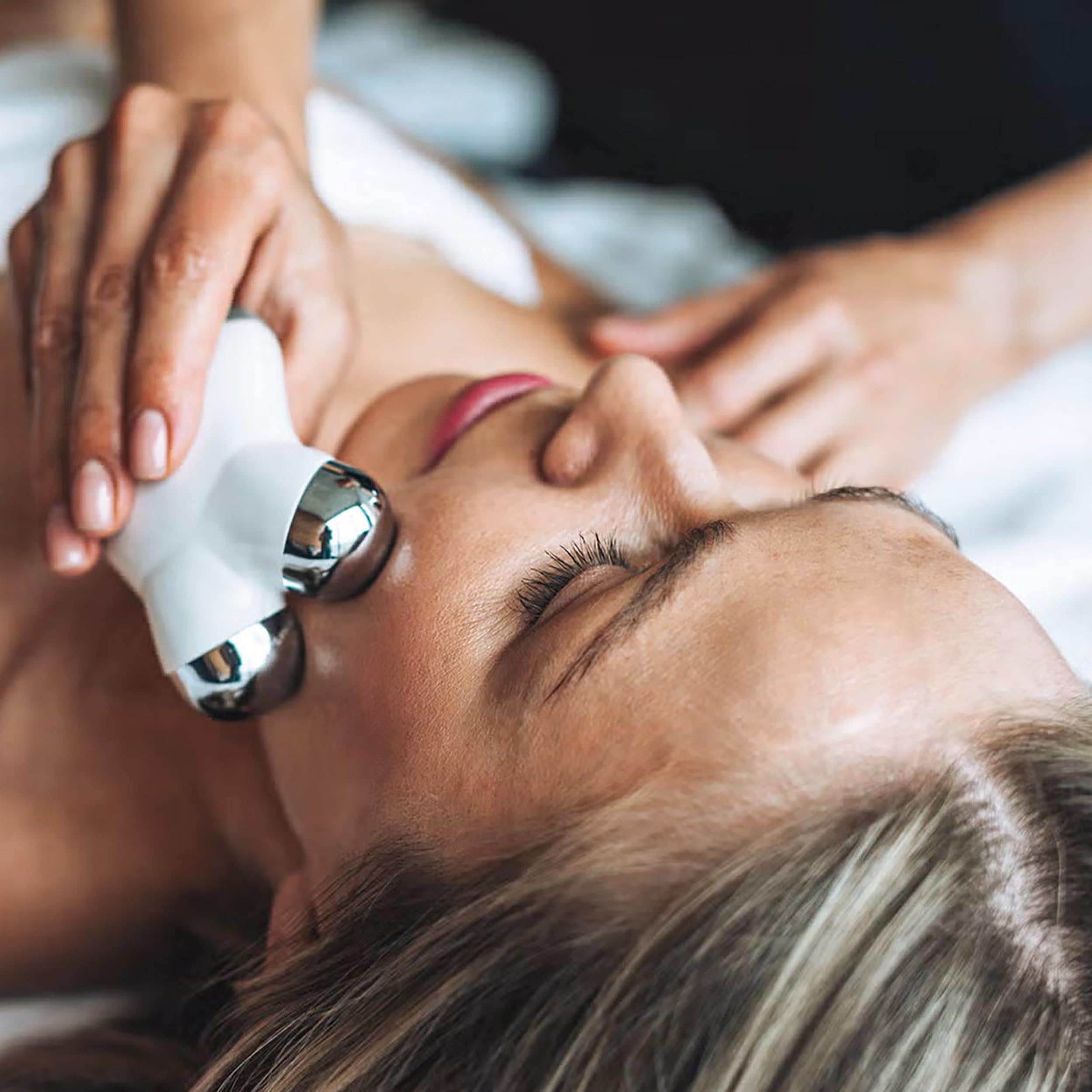 5minskin device used during serum application to boost absorption.