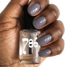 786 Cosmetics clear top coat dries quickly on nails.