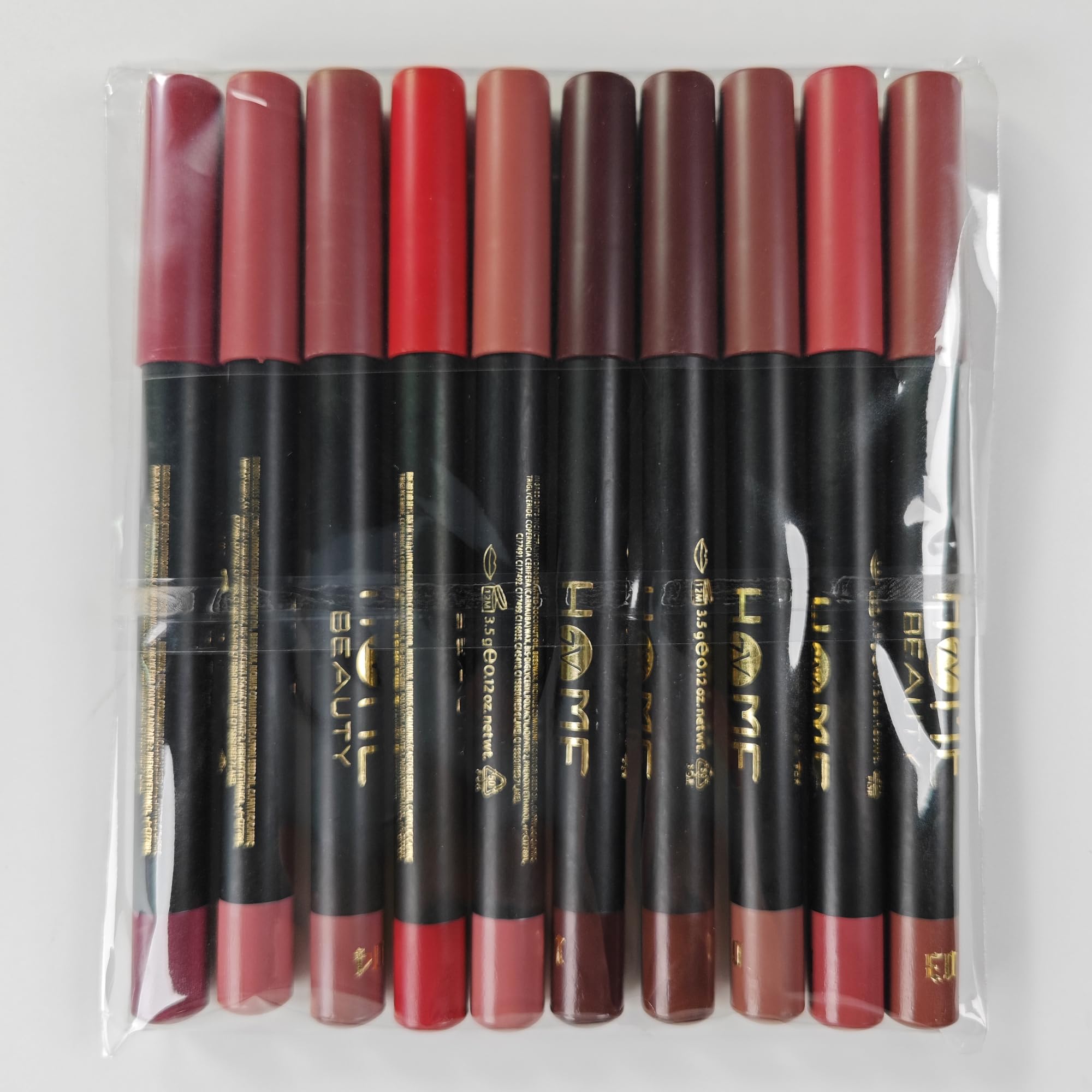 7V HOME BEAUTY lip crayon on lips demonstrates matte, comfortable finish.