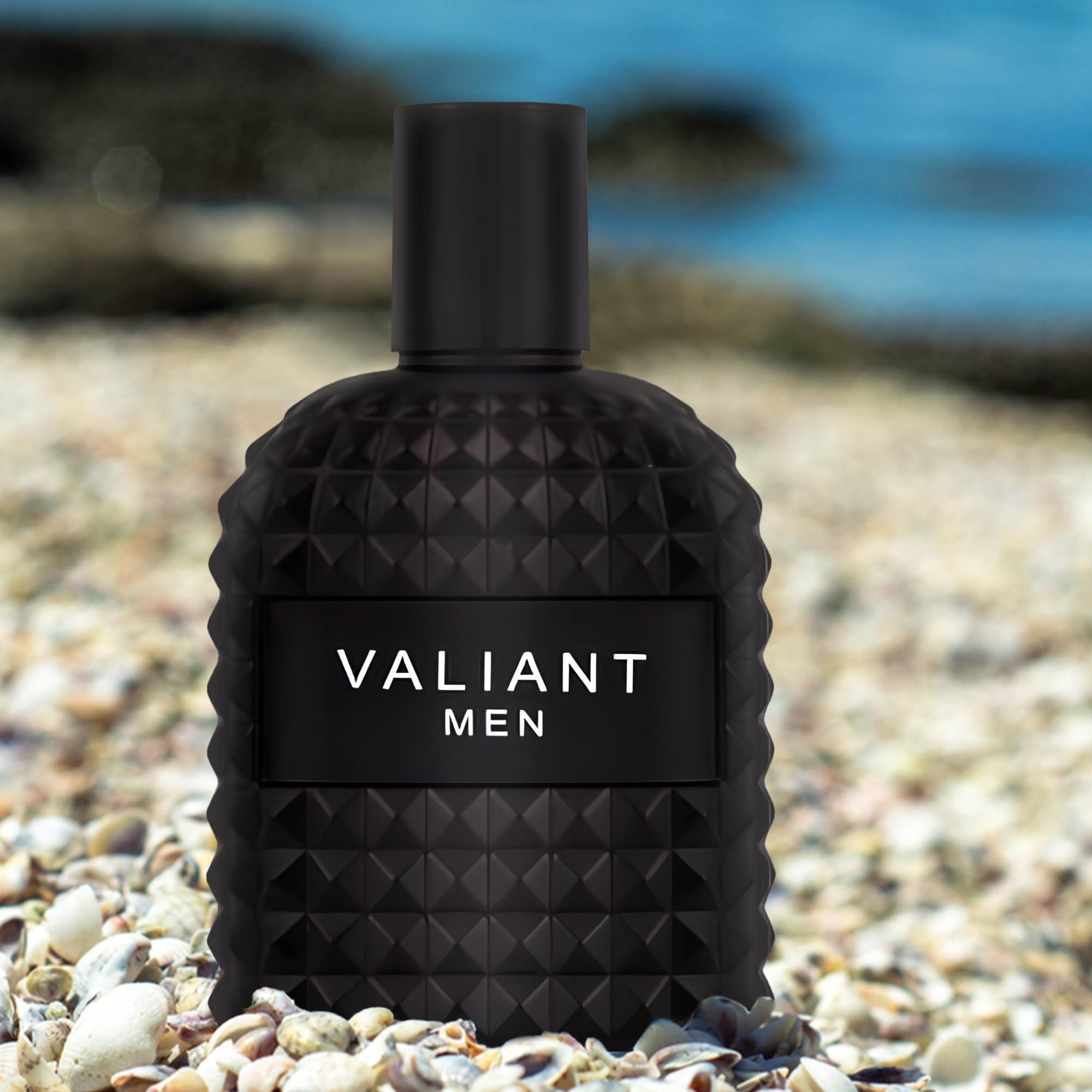A CENTER Verse Adonis Blue Original bottle pour highlights bold woody-floral notes.