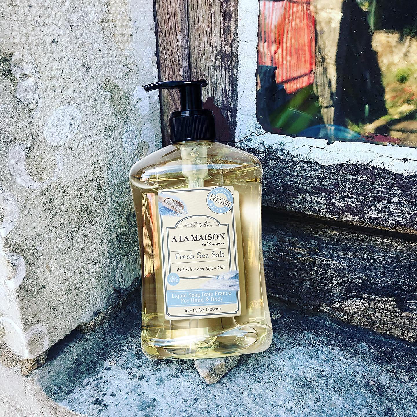 A LA MAISON natural plant-based ingredients image emphasizes gentle cleansing.