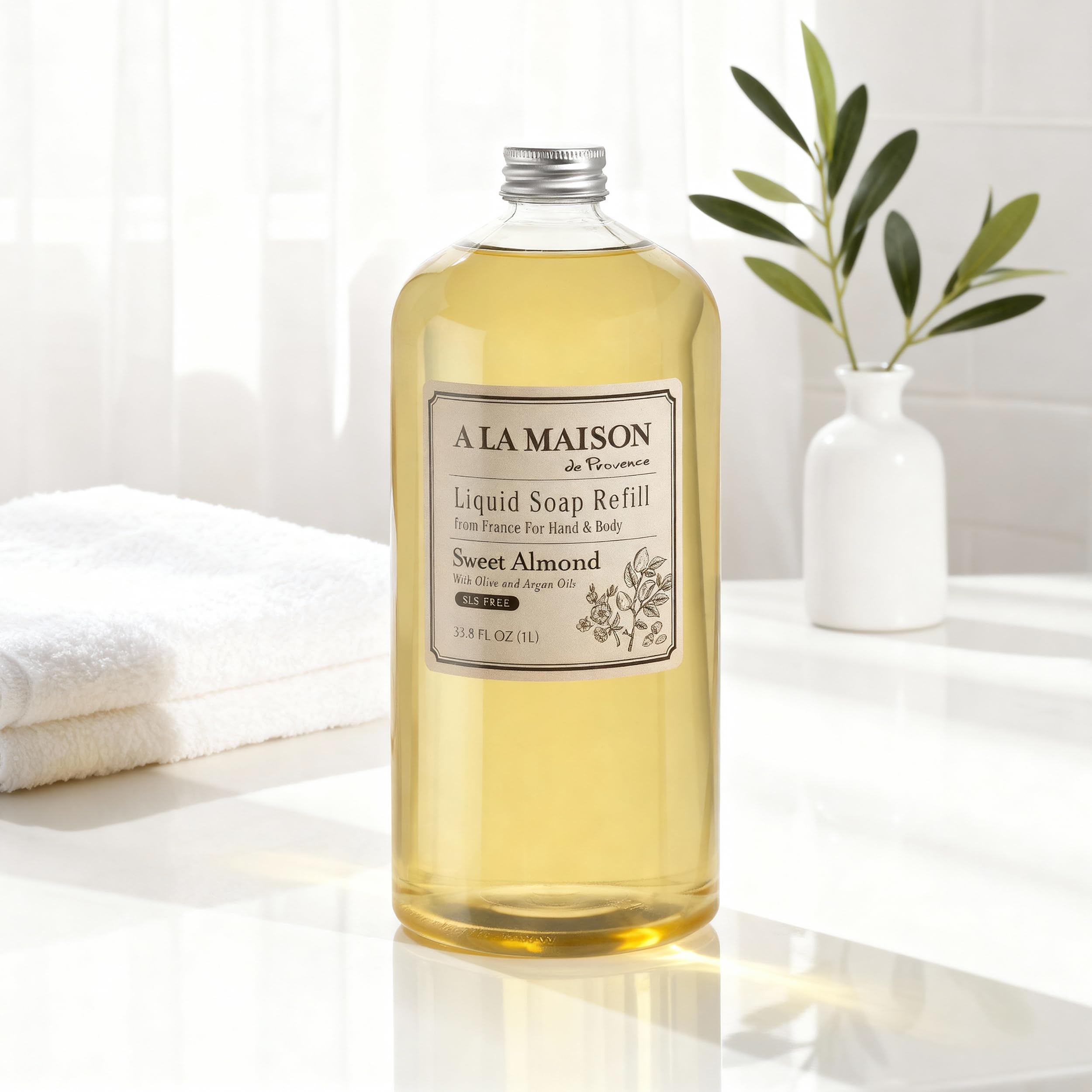 Plant-derived oils and glycerin hydrate hands during daily use.