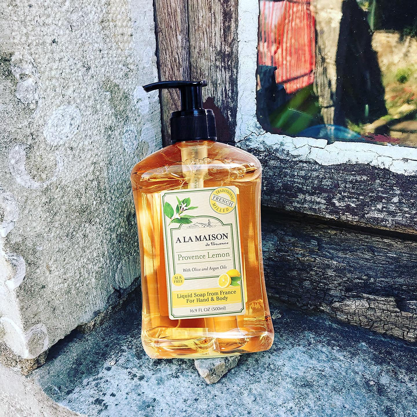 A LA MAISON Provence Lemon natural ingredients list highlights plant-derived oils for cleansing.