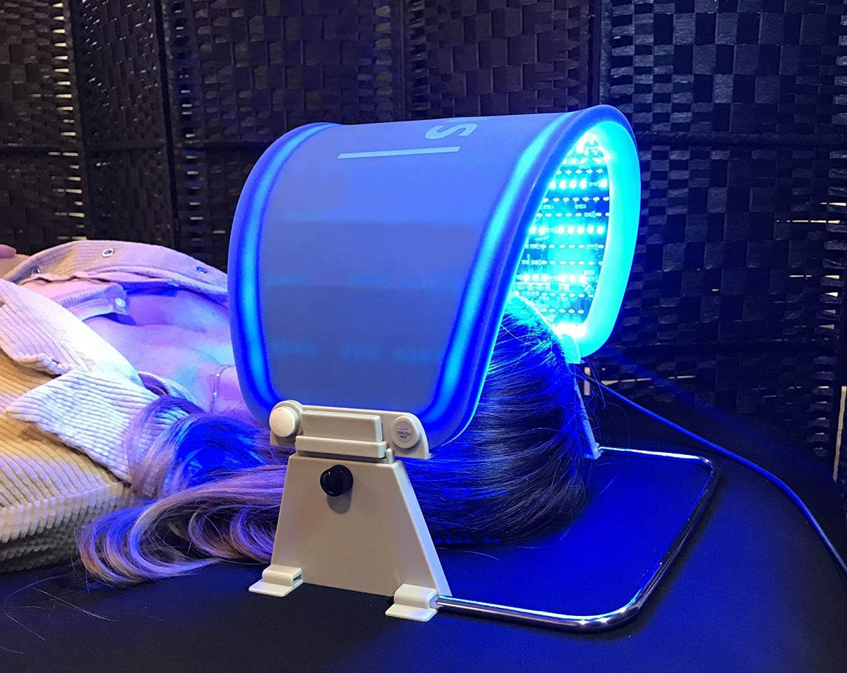 AAOCARE Hydraskincare red light on the face for gentle rejuvenation