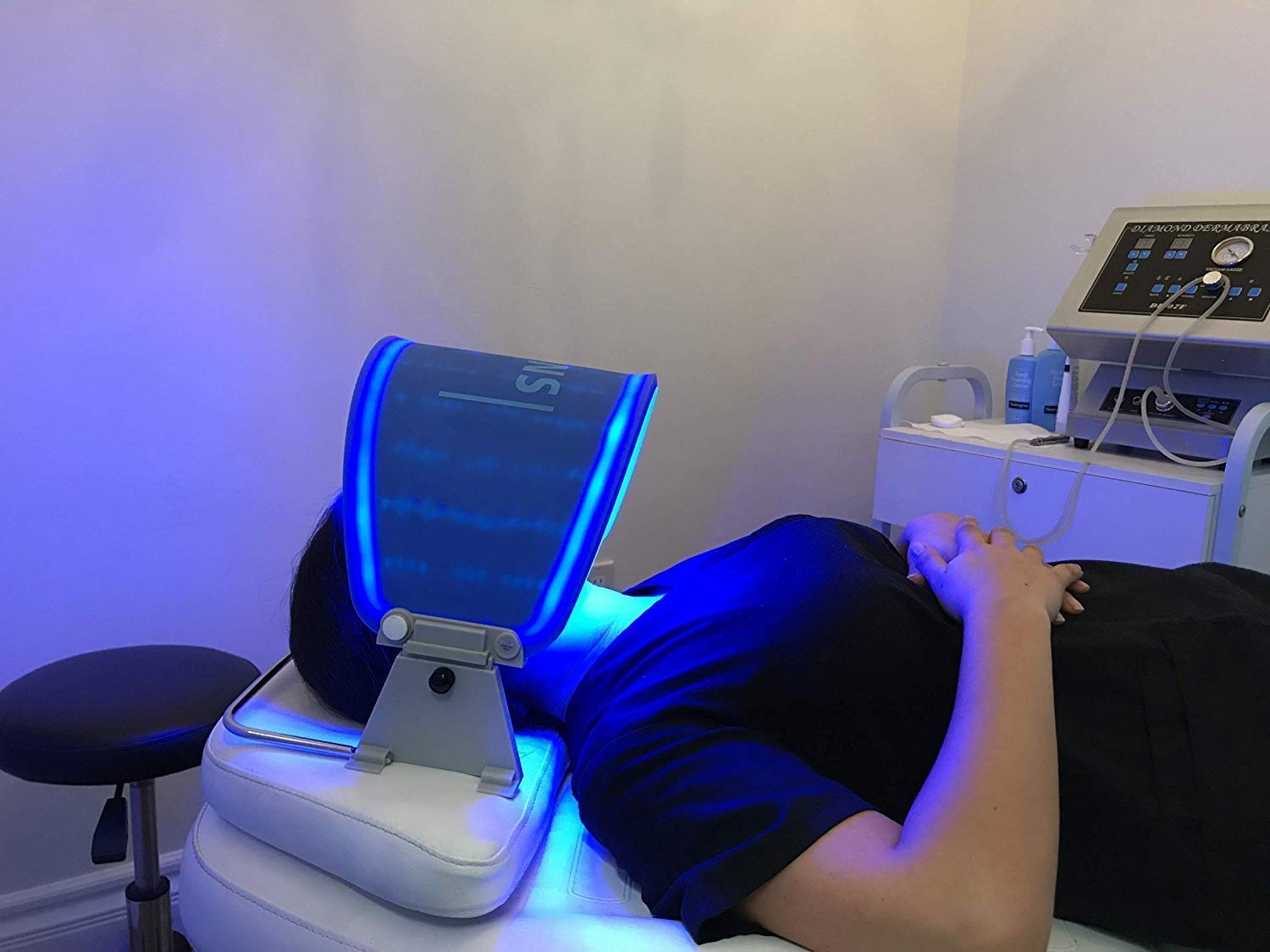 AAOCARE Hydraskincare yellow light on the face for brightening potential