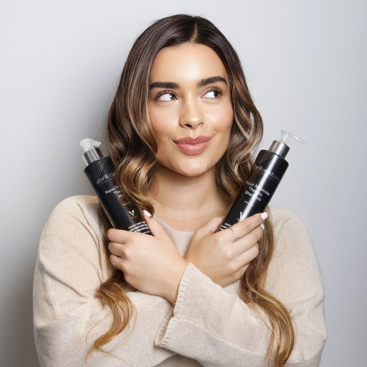 abril et nature Molecular Therapy hair texture close-up highlights smooth, hydrated strands.