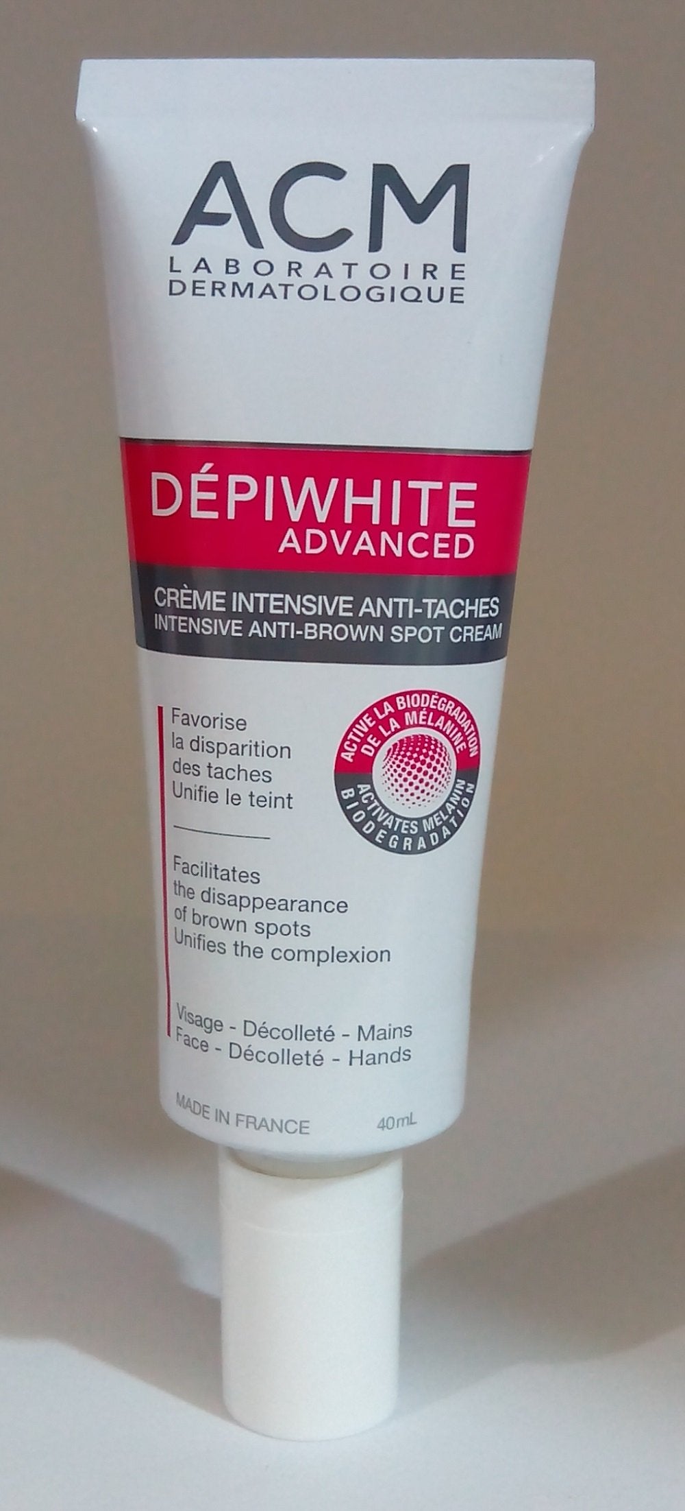 Close-up texture of ACM Depiwhite highlights rich formula for tone improvement