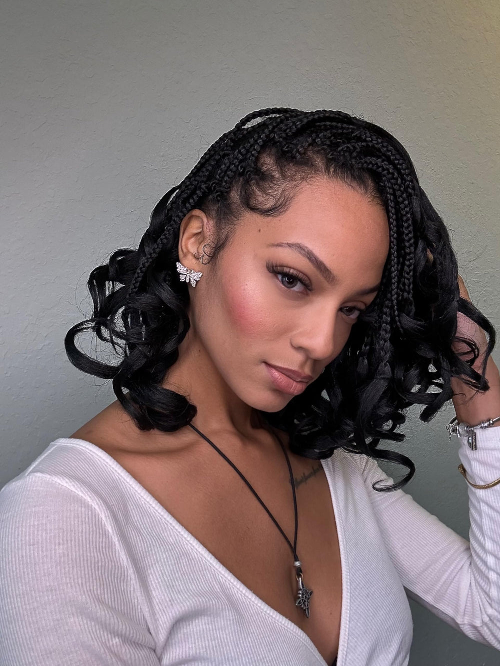 Aeagoo 1B color braiding hair blends with dark roots for black women.