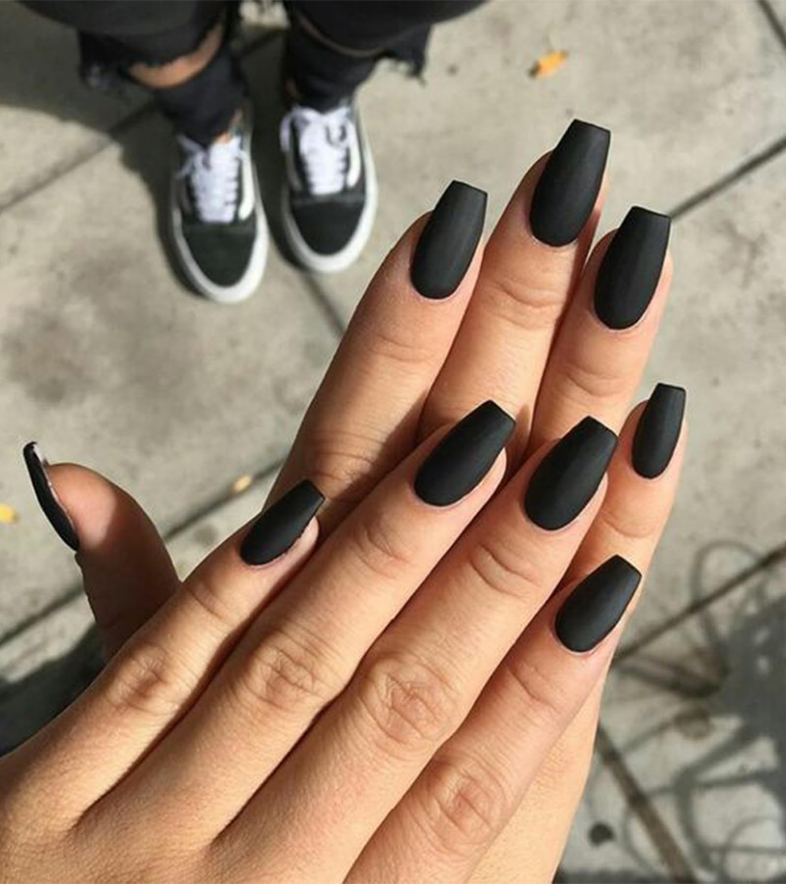 Aegenacess matte top coat finish enhances longevity of the nails.