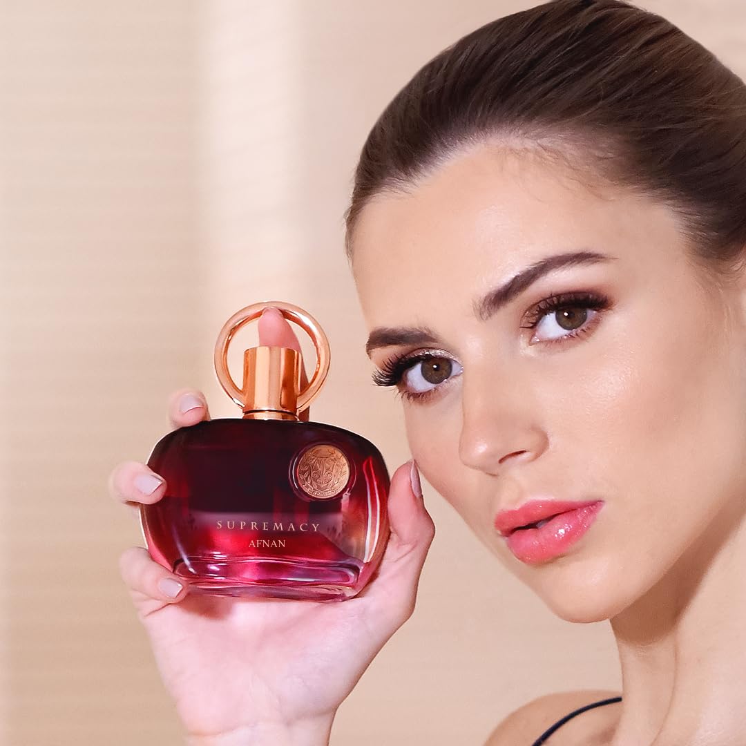 Close-up amber musk detail hints warm, sensual notes.