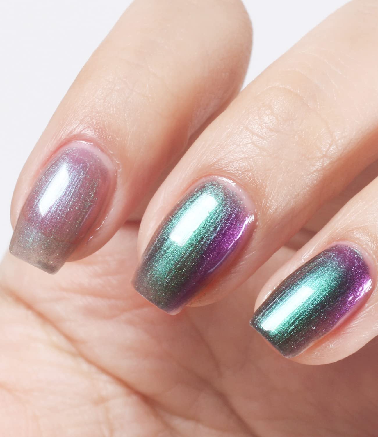 AILALUO Chrome nail polish on nails with holographic glitter.
