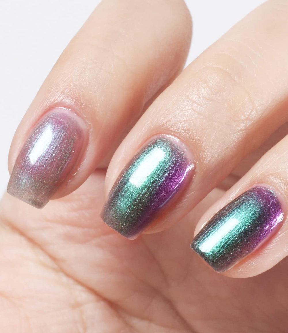 AILALUO Chrome nail polish on nails with holographic glitter.